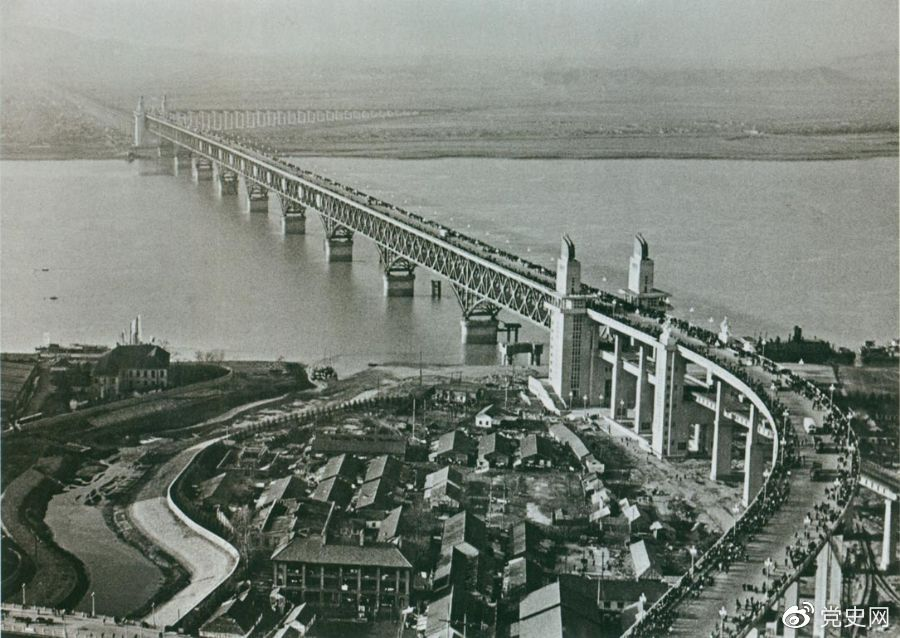 1968年12月29日， 南京長江大橋全面建成通車。這是當時中國自行設計建造的最大的鐵路、公路兩用橋。